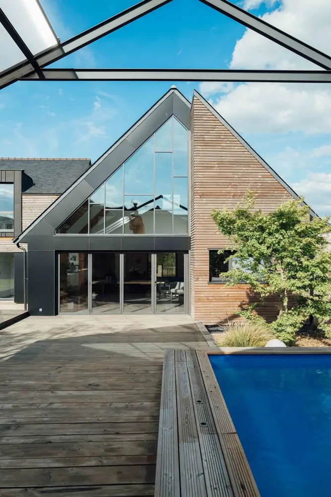 maison d'architecte avec piscine et terrasse en bois